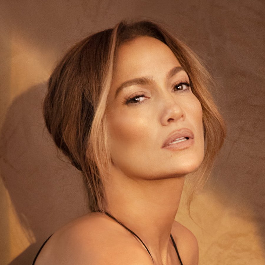 FOTO/ Jennifer Lopez pozon topless për të reklamuar produktin e saj më të ri për lëkurën