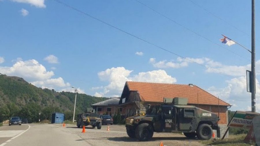 Ç'po ndodh në Kosovë? Ushtarët e KFOR pozicionohen në rrugët që të çojnë në Veri