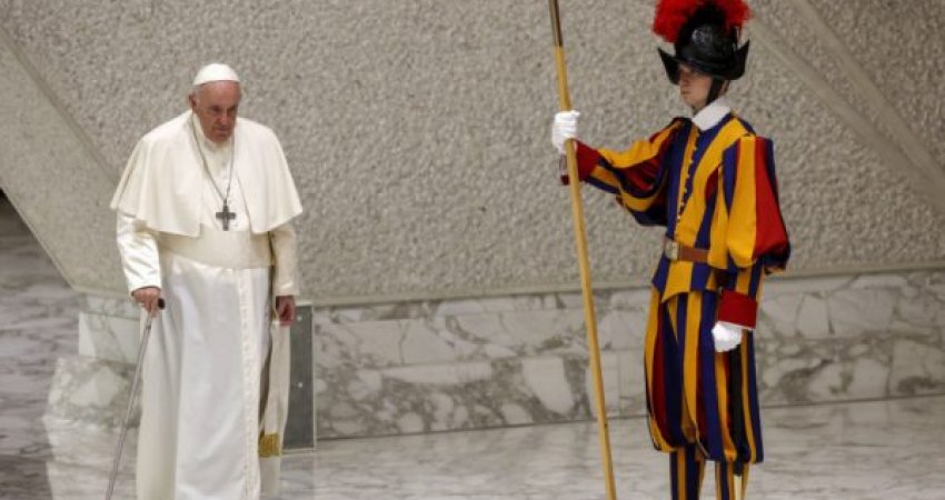 Një anëtari të gardës i bie të fikët gjatë fjalimit të Papës