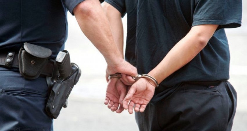 Brenda 24 orëve arrestohen 5 persona në Pejë e Klinë për armë e narkotikë