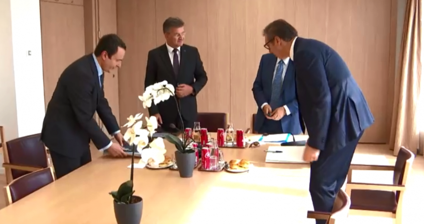 Pa shtrëngim duarsh dhe pa shikim sy më sy, Kurti dhe Vuçiq nisën takimin në Bruksel (VIDEO)