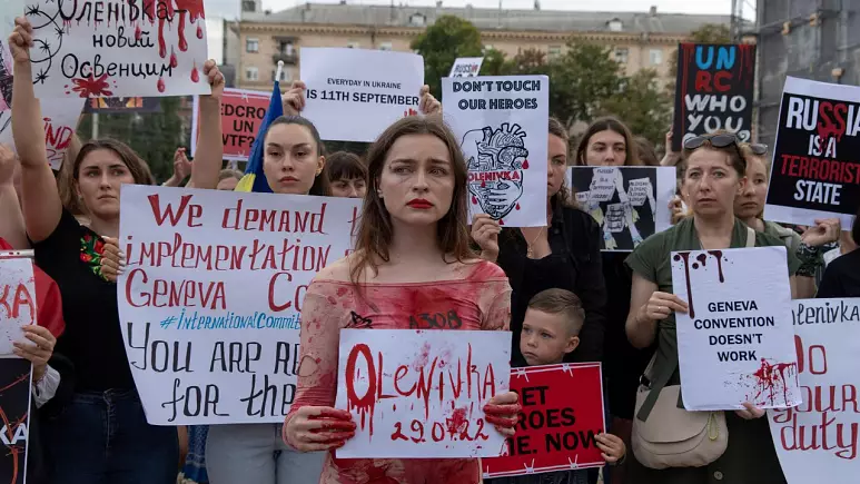 Zelenskyy i bën një paralajmërim Rusisë për ‘gjyqin teatral të neveritshëm’ në Mariupol