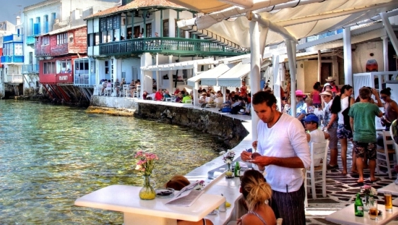 VIDEO/ Vazhdojnë porositë e çmendura nga turistët në lokalet e ishullit grek, Mykonos