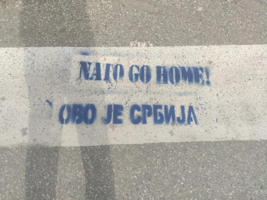 'NATO, shko në shtëpi; Grafiti në gjuhën serbe e angleze në Mitrovicën e Veriut