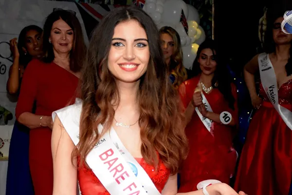 Finalistja e Miss Anglisë bëhet e para në historinë e konkursit që konkurron pa grim
