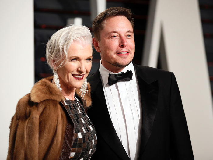 Pse mamaja e Elon Musk fle në një garazh kur e viziton atë në Teksas?