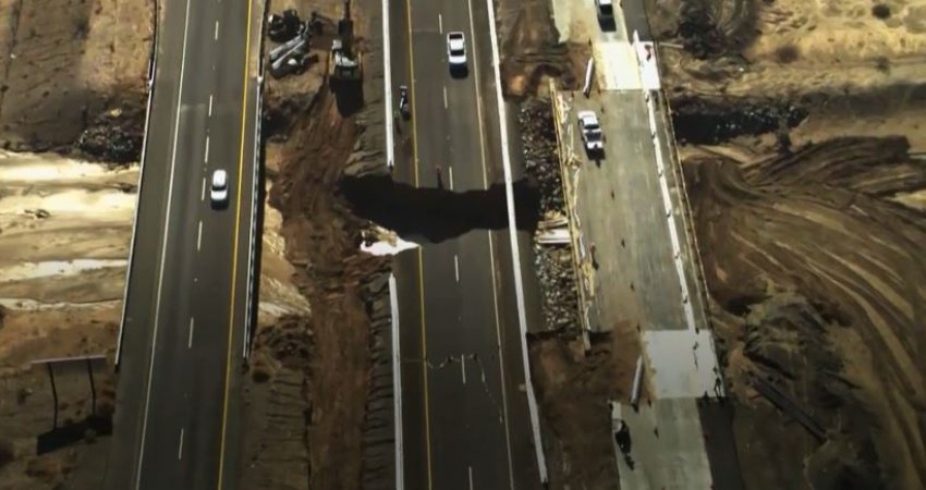 Autostrada në Kaliforni u nda në gjysmë nga përmbytjet (Video)