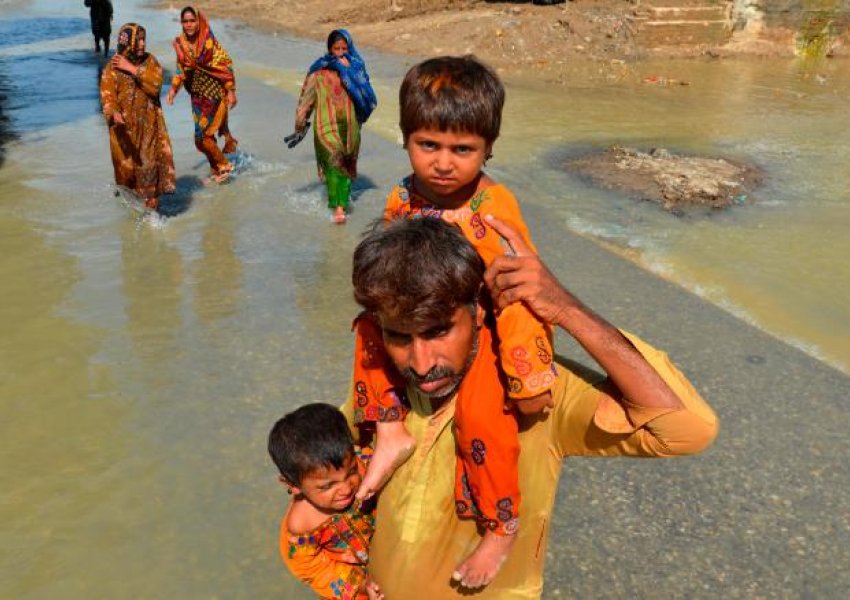 Numri i viktimave nga përmbytjet në Pakistan i kalon një mijë, miliona shtëpi të shkatërruara