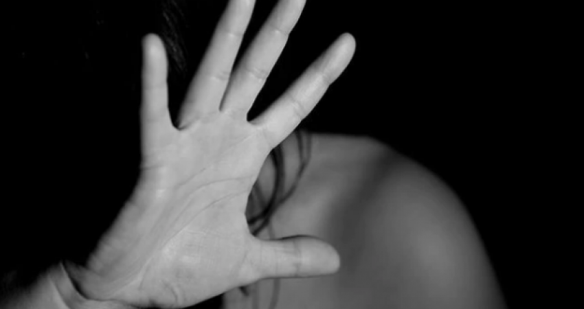 Pesë persona dhunojnë një femër në Prishtinë