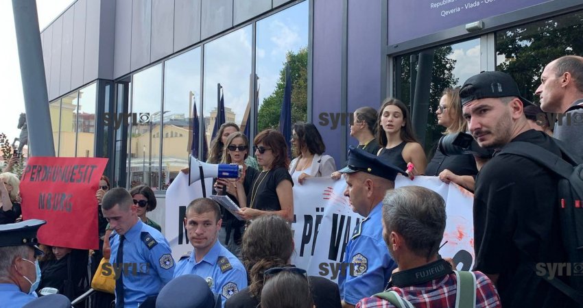 Protestuesit ia zënë derën Albin Kurtiti: Viktima nuk ka faj!