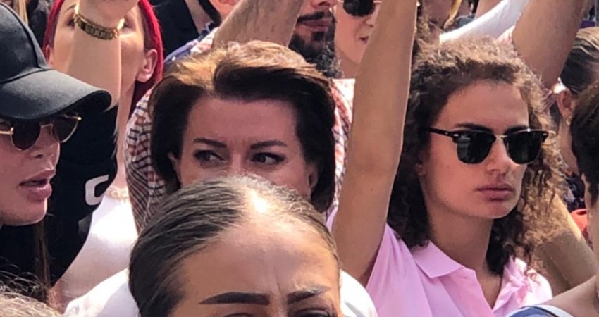 Ish presidentja Jahjaga dhe këngëtarja Dafina Zeqiri në protestën për mbrojtjen e vajzave dhe grave