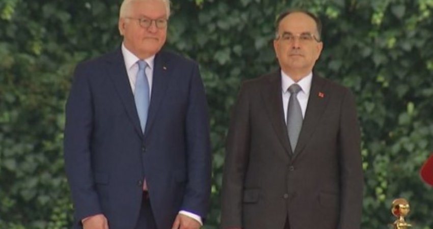 Presidenti gjerman mbërrin në Tiranë, pritet nga presidenti Begaj