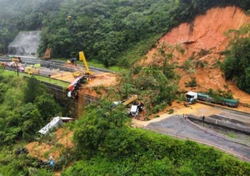 Rrëshqitje vdekjeprurëse të dheut pushtojnë autostradën në Brazil