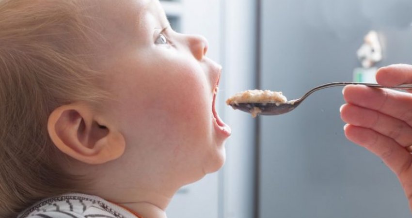Kur janë të gatshme bebet të kalojnë në ushqim të ngurtë?