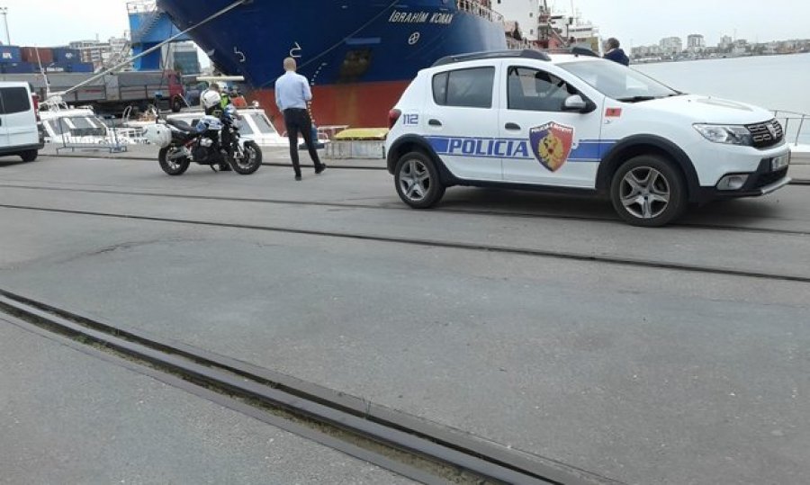 Policët hapin valixhen misterioze që alarmoi portin e Durrësit: Nuk u besojnë syve kur gjejnë…