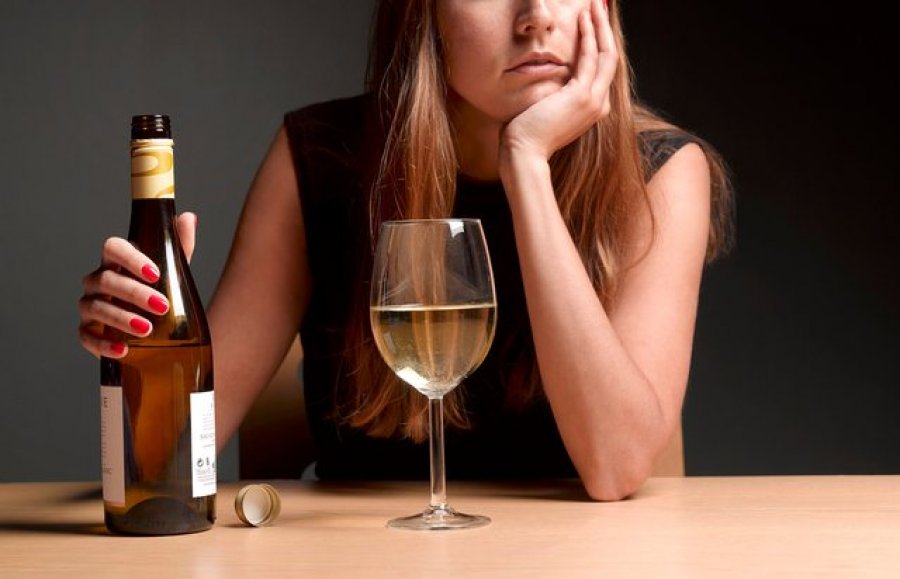 Shqiptarët pinë më pak alkool, të parafundit në kontinent për konsum pijesh