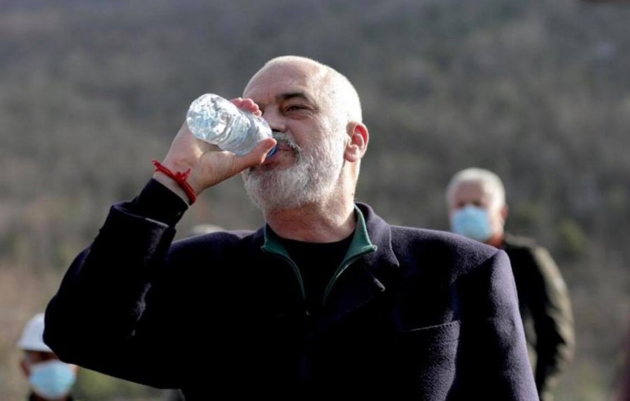‘Forbes’: Shqipëria mund të dërgojë ujë drejt Italisë, ndërkohë që në Tiranë uji nuk vjen në rubineta