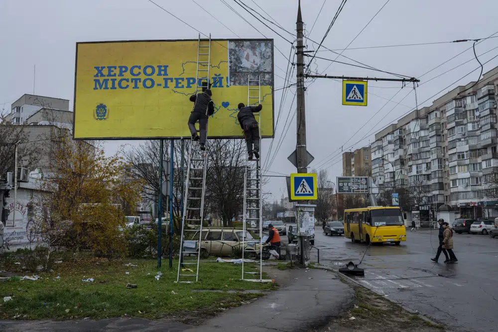 FOTO: Rrëzohen tabelat propagandistike që mishëronin pushtimin rus