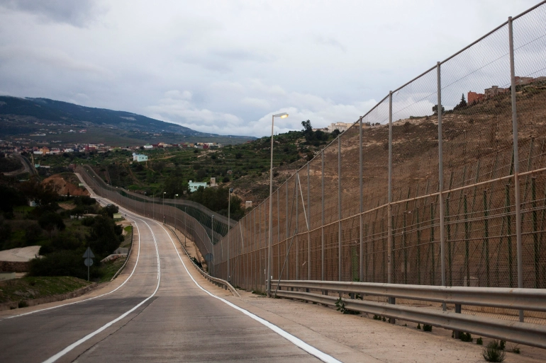 VIDEO/ Një person e kalon me parashutë, kufirin ndërmjet Marokut dhe Spanjës