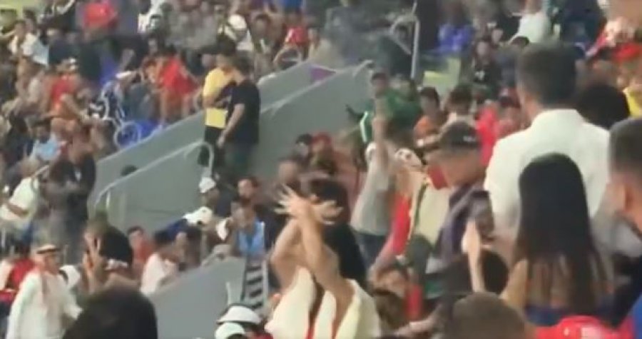 Një vajzë bën shqiponjën në stadium, e largojnë