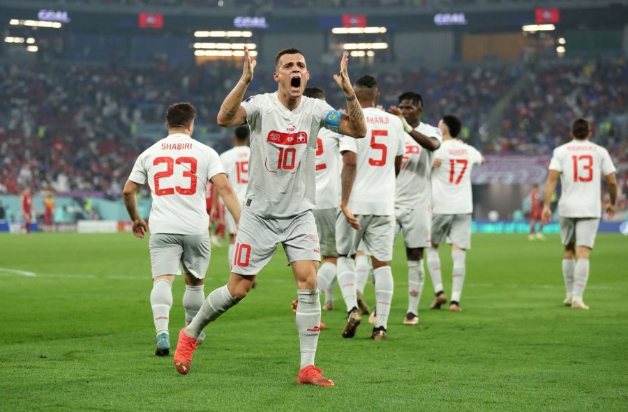 Kupa e Botës/ Xhaka dhe Shaqiri i 'tregojnë derën' Serbisë, Zvicra kualifikohet në raundin tjetër