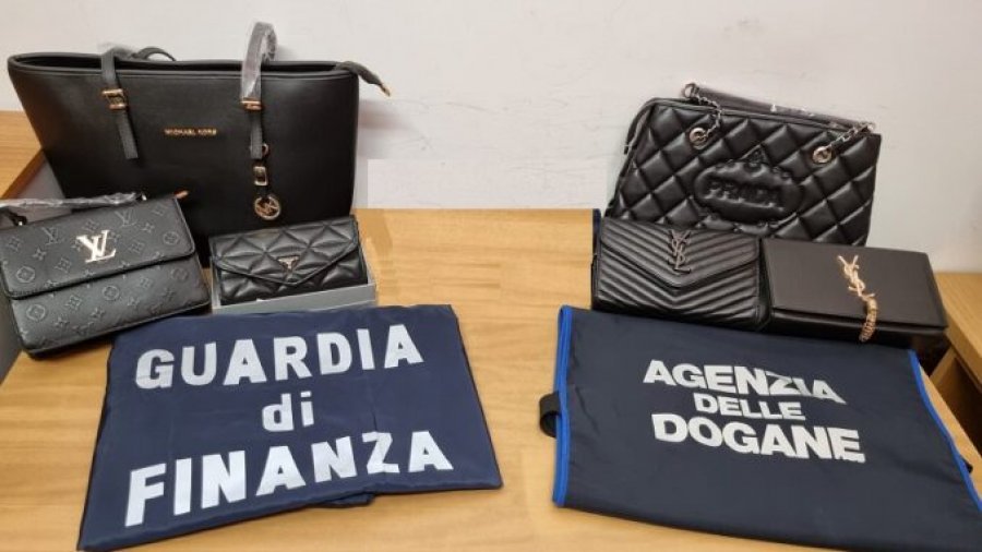 Mallra të falsifikuara dhe fshehje të parave: Gjobitet një çift nga Tirana në aeroportin e Peruxhias