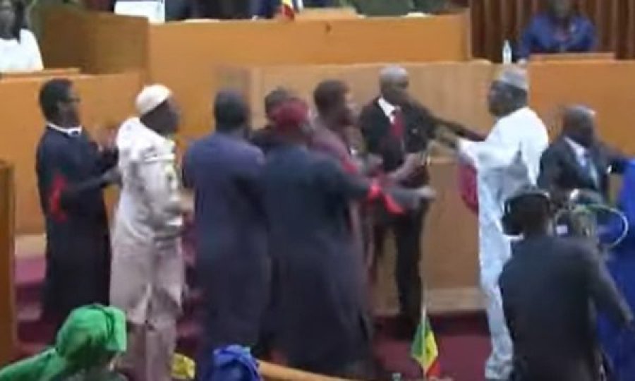 VIDEO/ Plas sherri në parlamentin e Senegalit, goditje me shpulla e karrige