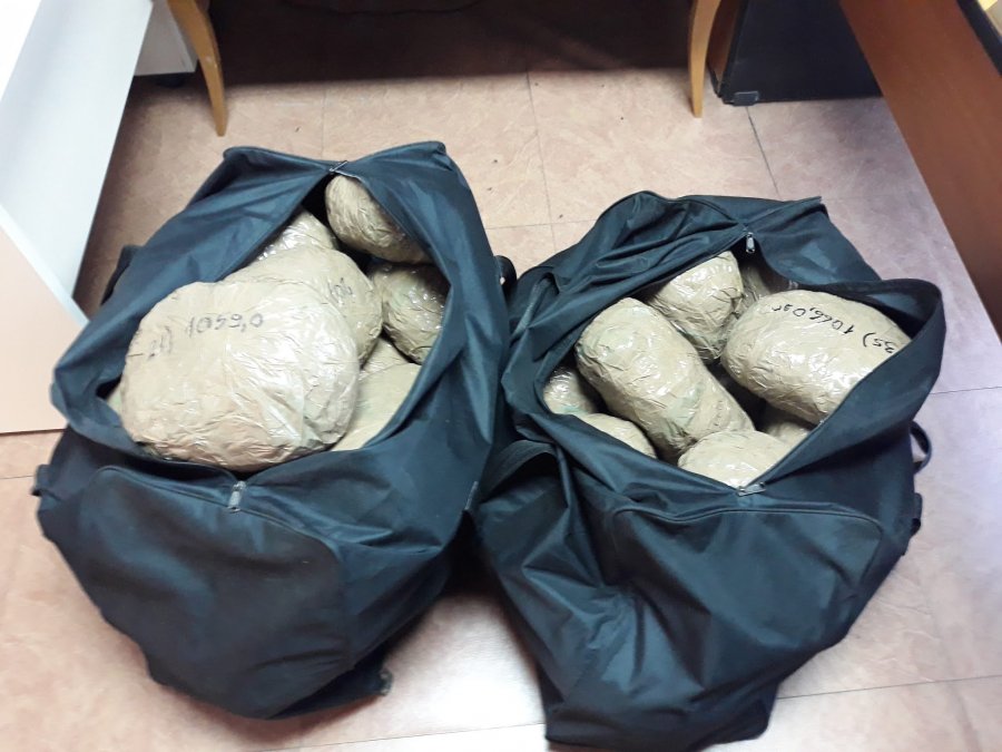 Kapen 65 kg kanabis në Podgoricë, ishte nisur nga Shqipëria, dy të arrestuar