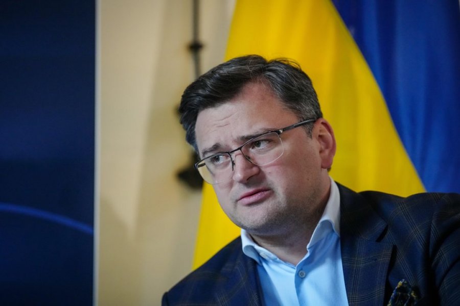 Diplomatëve ukrainas u dërgohen zarfe 'të përgjakura', Kuleba: Rusët na kanë frikë