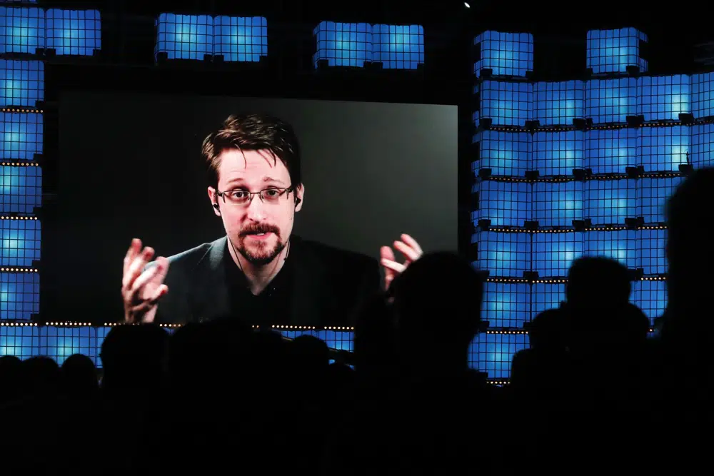 Zbuloi dokumente shumë të rëndësishme të inteligjencës amerikane, Snowden merr pasaportën ruse