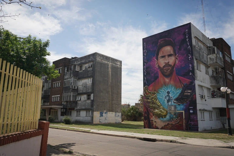 Në çdo cep të qytetit është fotoja e Leo Messi, brenda lagjes ku ylli argjentinas kaloi fëmijërinë