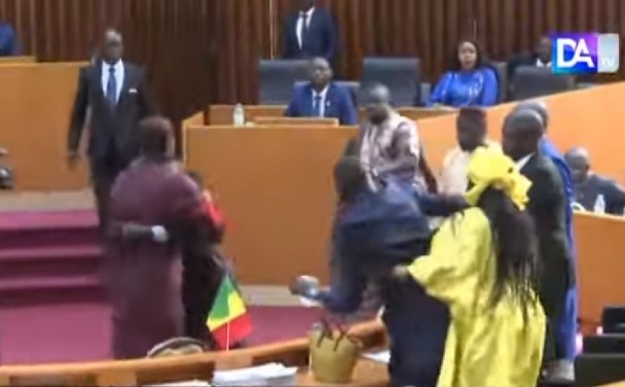 Deputeti godet me shpullë kolegen në parlamentin e Senegalit
