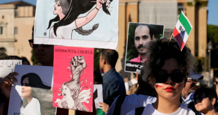 Irani raportohet se ka shpërbërë policinë e moralit