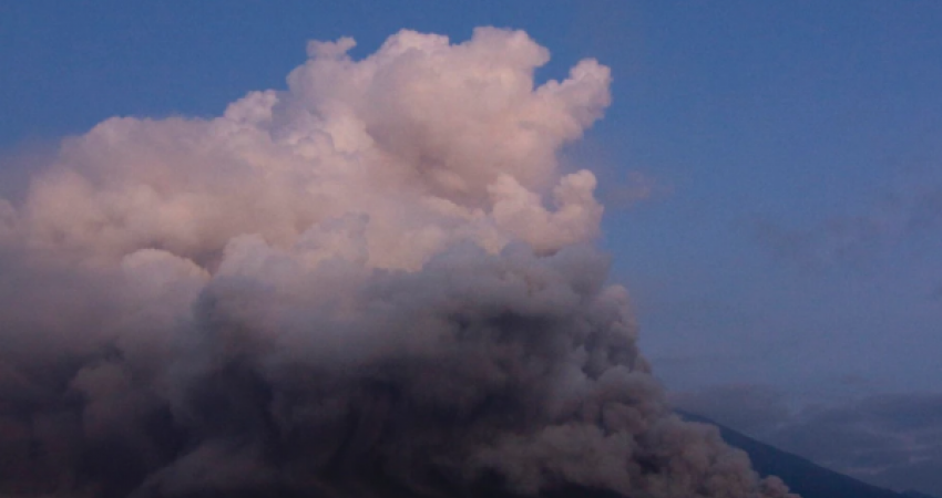 Evakuime pas shpërthimit të vullkanit në Indonezi