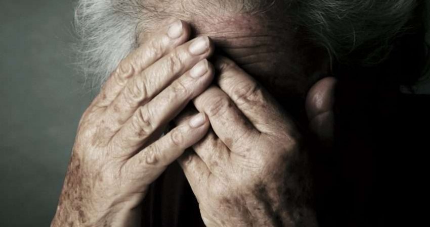 Dhunë në një familje në Fushë Kosovë: 69-vjeçari tenton ta ngufatë gruan e tij, përfundon në Polici