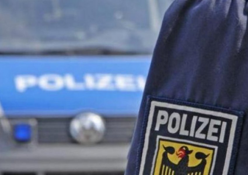 Gjermani, një burrë i armatosur me thikë sulmon nxënësit, plagos rëndë dy të mitura