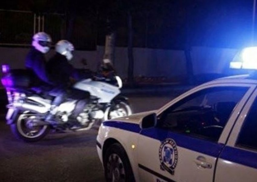 I vihet zjarr një koncensionari makinash në Greqi, autorët sulmojnë policinë me bomba molotov, arrestohet një shqiptar