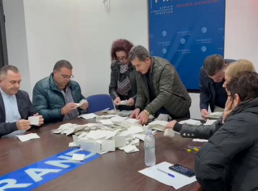 Numërohen votat/ Shpallet fituesi i primareve të PD në Vlorë