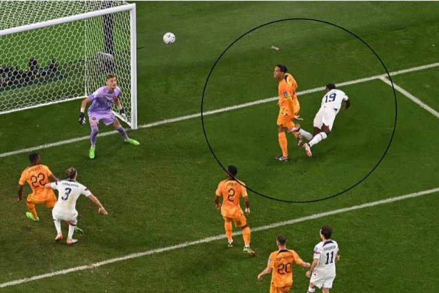 FOTO-VIDEO/ Shikoni golin më të çuditshëm të Botërorit, është e vështirë të shpjegohet se çfarë ndodhi