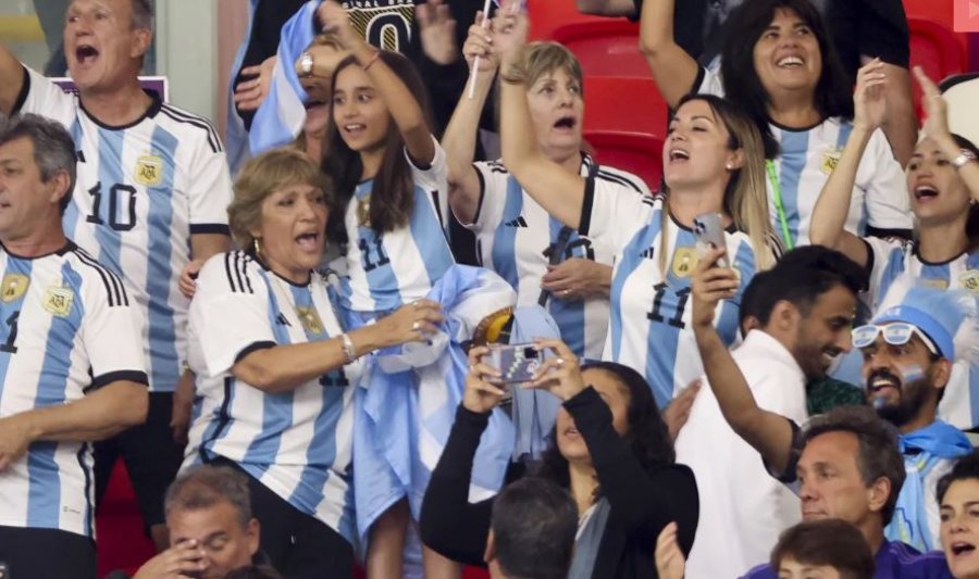 Bashkëshortet e lojtarëve të Argjentinës ikin nga hoteli në mes të natës