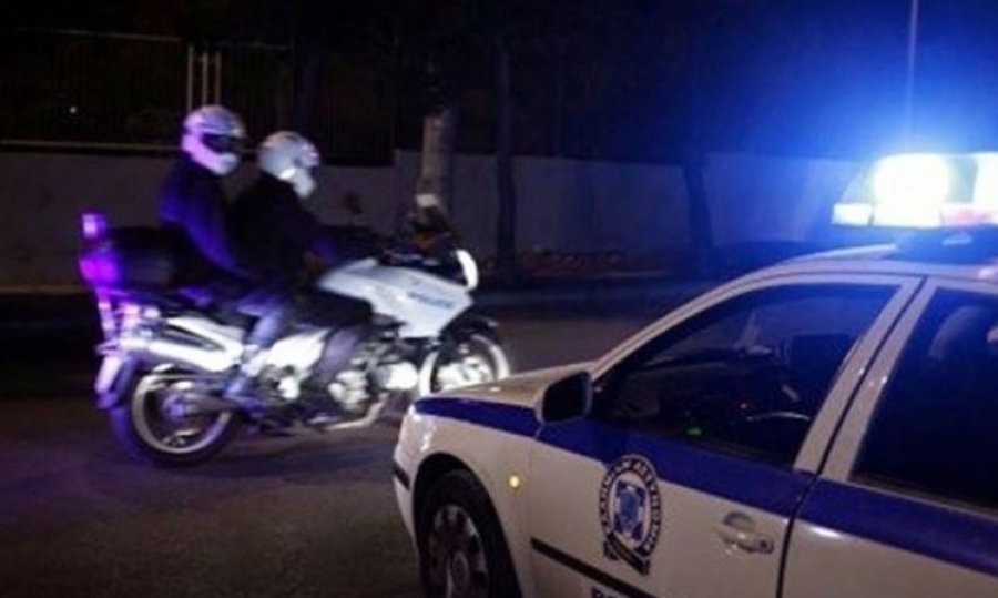 I vihet zjarr një koncensionari makinash në Greqi, autorët sulmojnë policinë me bomba molotov, arrestohet një shqiptar