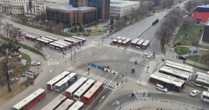 Rreth 100 autobusë privatë bllokojnë të gjitha udhëkryqet e Shkupit 