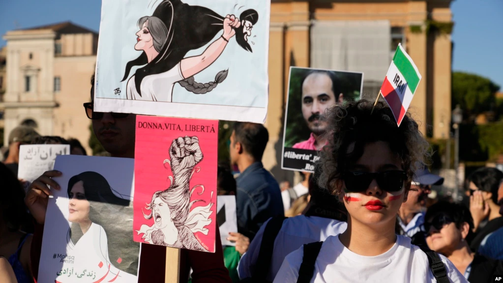 Irani vendos të shpërbëjë Policinë e Moralit për shkak të protestave 