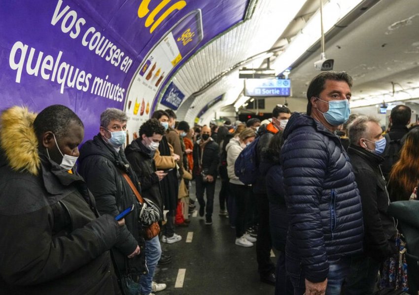 Franca po mendon t'i kthehet maskave në transportin publik