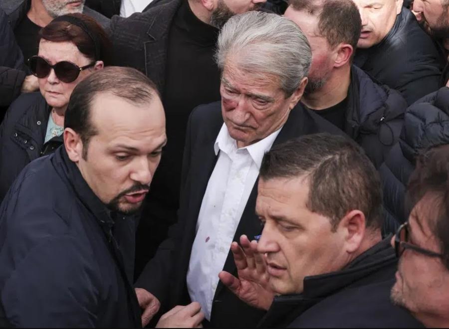 Dhuna ndaj Berishës, mediat greke: Pavarësisht sulmit, kreu i PD vijoi fjalimin