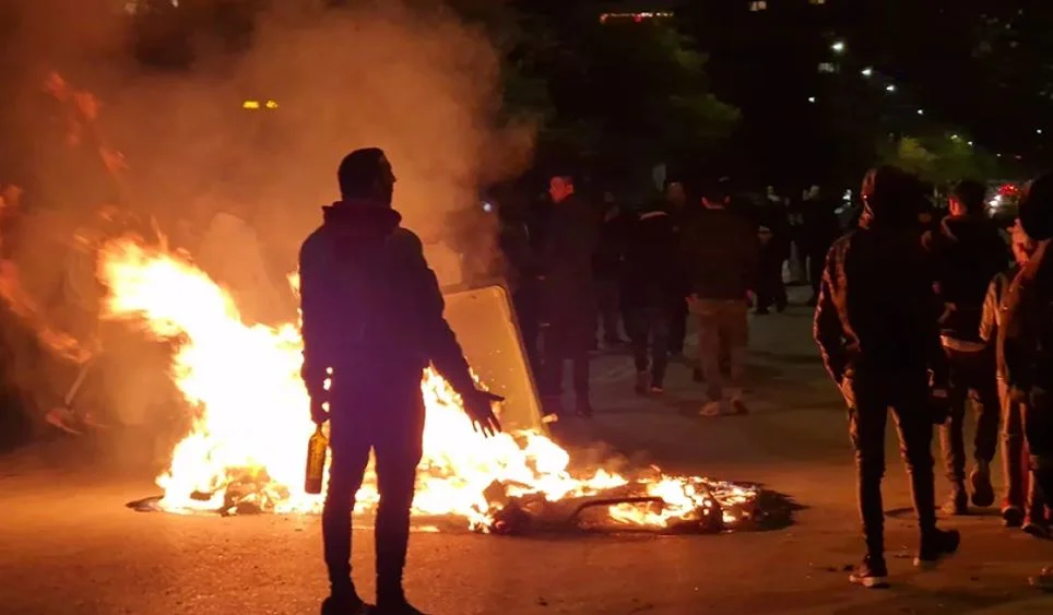 Policia greke qëllon me plumb në kokë të riun se nuk pagoi karburantin, shpërthejnë protestat