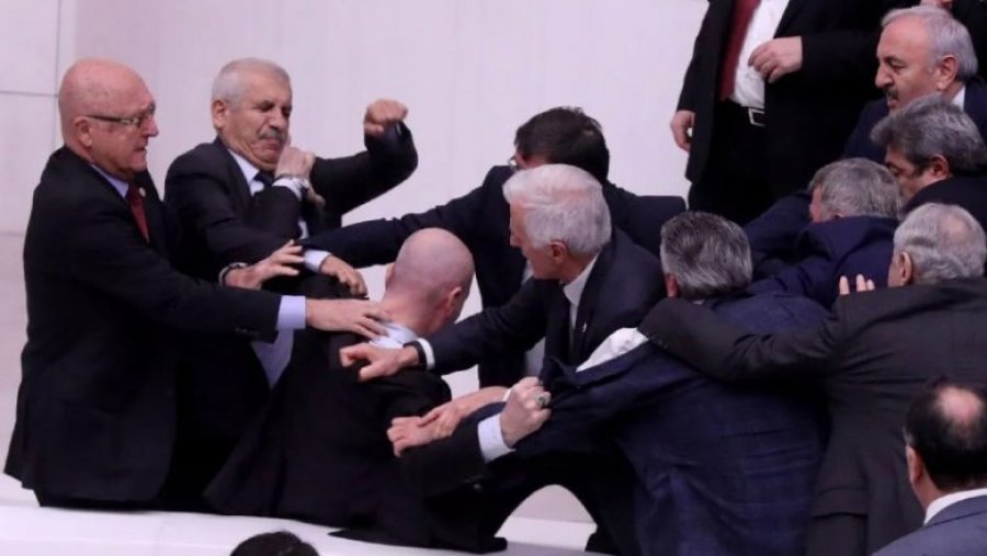 Sherr në Parlamentin e Turqisë, deputeti i opozitës shtrohet në spital pas goditjes në kokë