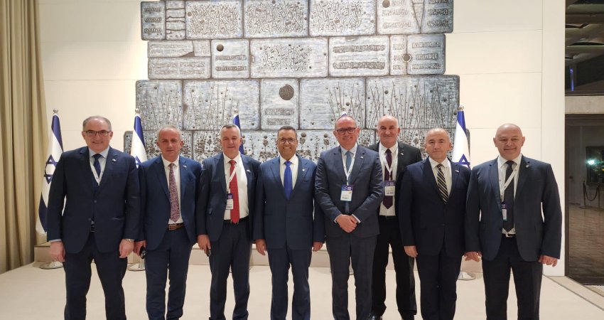 Krerët e komunave pjesë e një konference në Izrael, priten nga presidenti dhe kryetari i Jerusalemit