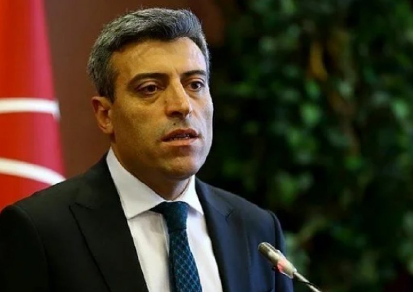 Qëllohet me thikë në zyrë kryetari i partisë opozitare turke