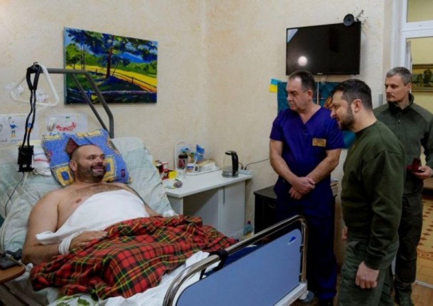 Zelensky viziton ushtarët e plagosur në spital